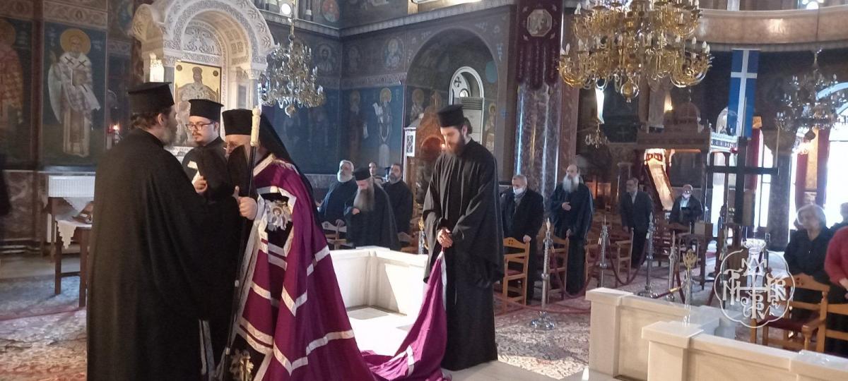 Ο ΠΕΜΠΤΟΣ ΚΑΤΑΝΥΚΤΙΚΟΣ ΕΣΠΕΡΙΝΟΣ ΣΤΟΝ ΜΗΤΡΟΠΟΛΙΤΙΚΟ ΙΕΡΟ ΝΑΟ ΑΓΙΑΣ ΤΡΙΑΔΟΣ ΒΥΡΩΝΟΣ