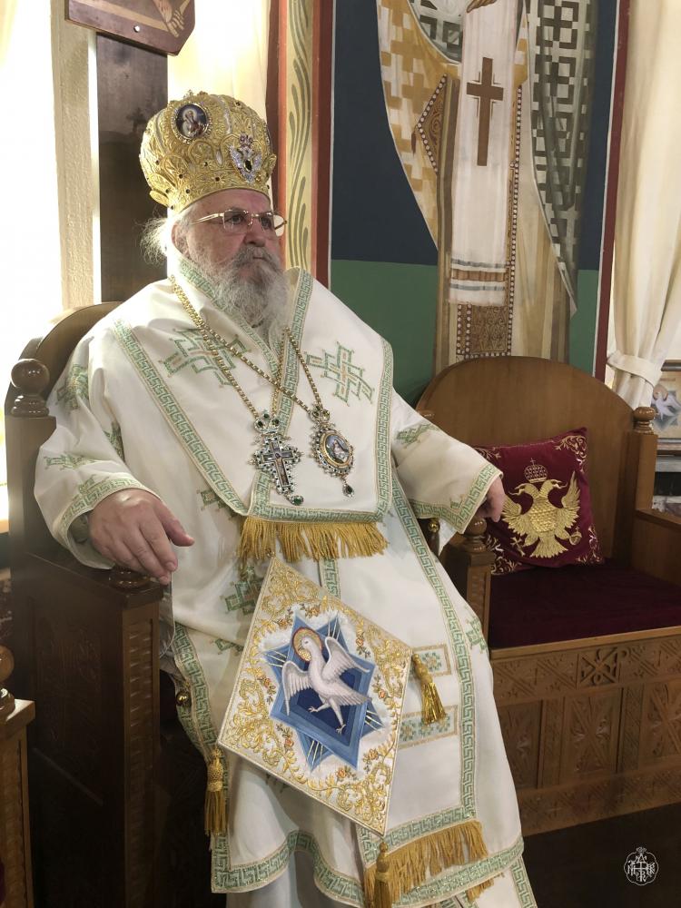 ΑΡΧΙΕΡΑΤΙΚΗ ΘΕΙΑ ΛΕΙΤΟΥΡΓΙΑ ΣΤΟΝ ΠΑΝΗΓΥΡΙΖΟΝΤΑ ΙΕΡΟ ΝΑΟ ΑΓΙΑΣ ΤΡΙΑΔΟΣ ΒΥΡΩΝΟΣ